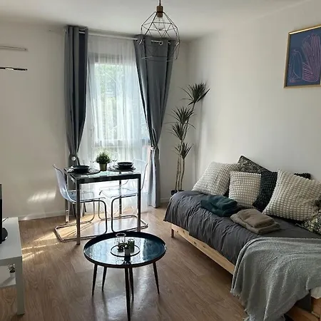 Apartment Situe A La Gare Proche Paris Orly Quincy-sous-Senart